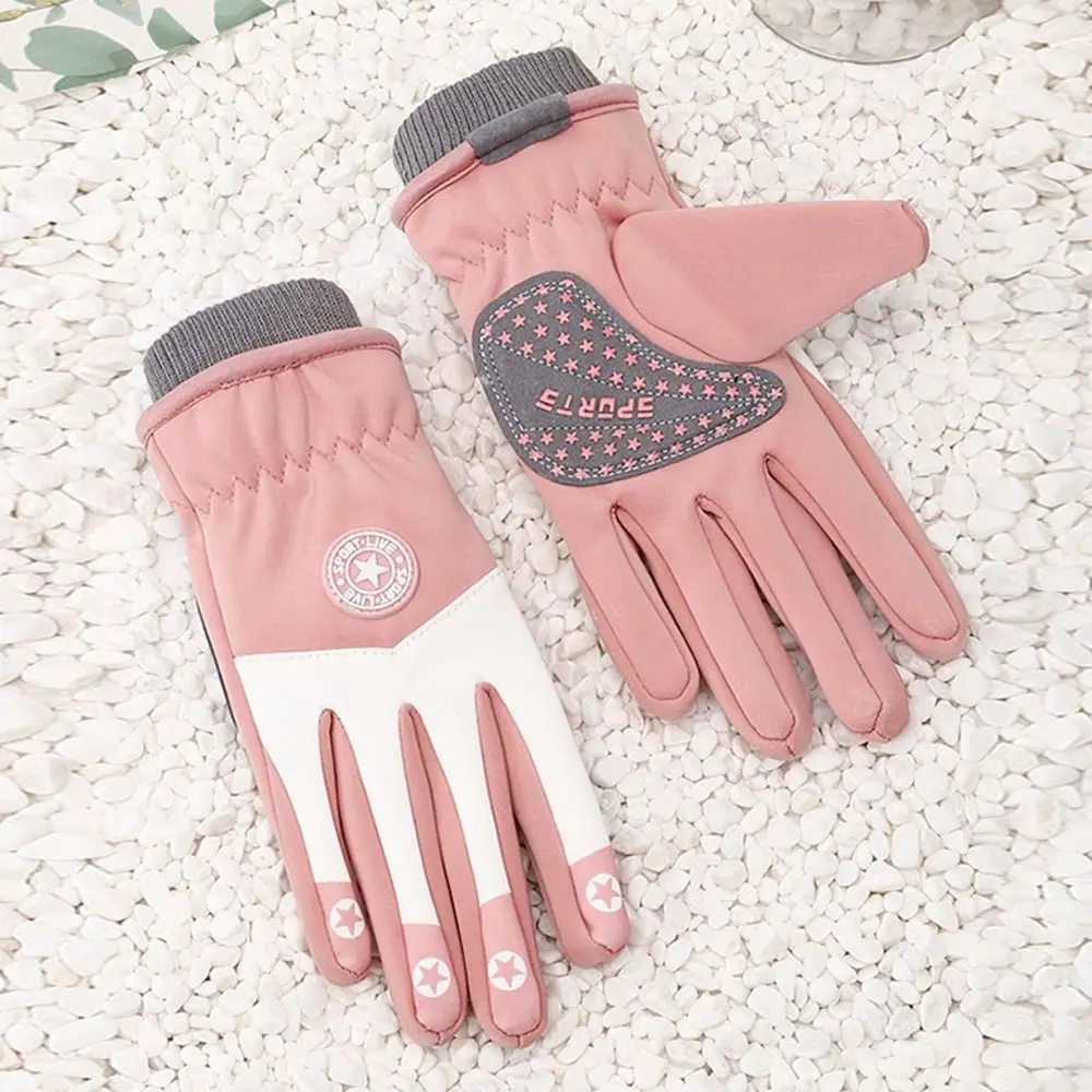 Vista frontal de los guantes infantiles