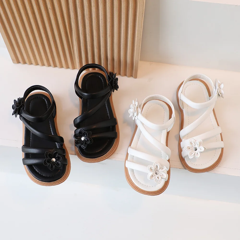 Sandalias infantiles con flores y estilo princesa