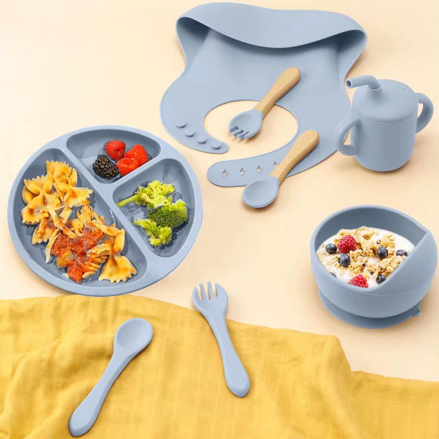 Babero y cubiertos infantiles