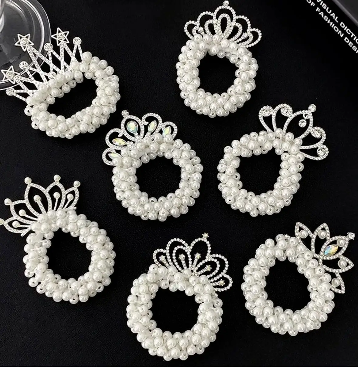Detalle de perlas y corona