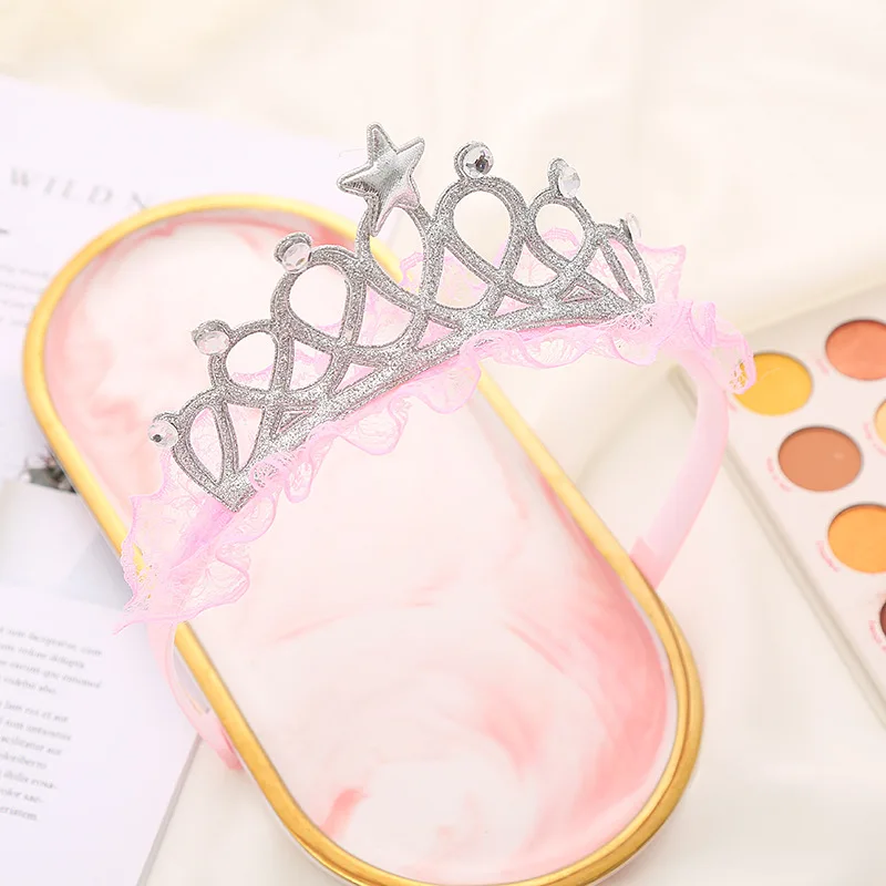 Peinado con diadema de corona para un look de princesa