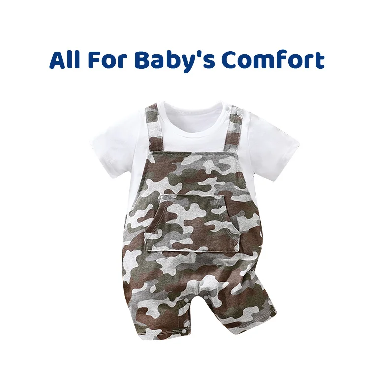 Mono de bebé con estampado camuflaje y manga corta