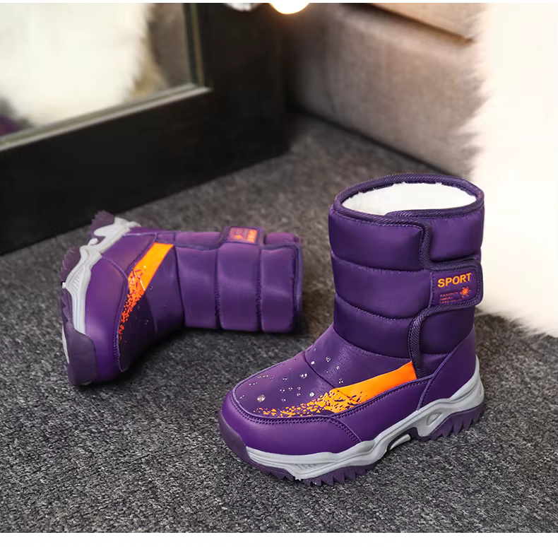 Niña usando las botas en entorno invernal