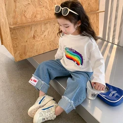 Conjunto infantil de dos piezas con estampado de arcoiris para niña
