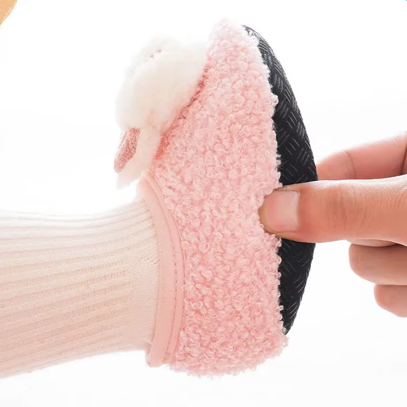 Calcetines antideslizantes bebé con suela suave y patrón de conejo - imagen 3
