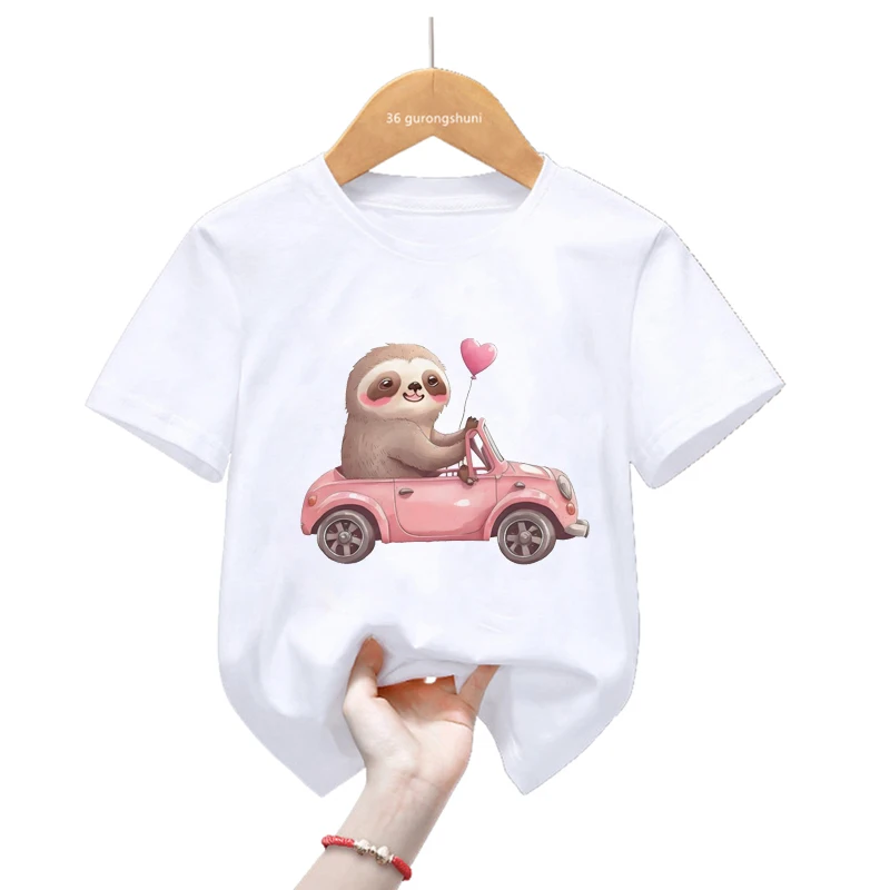 Niño usando la camiseta con pantalón corto