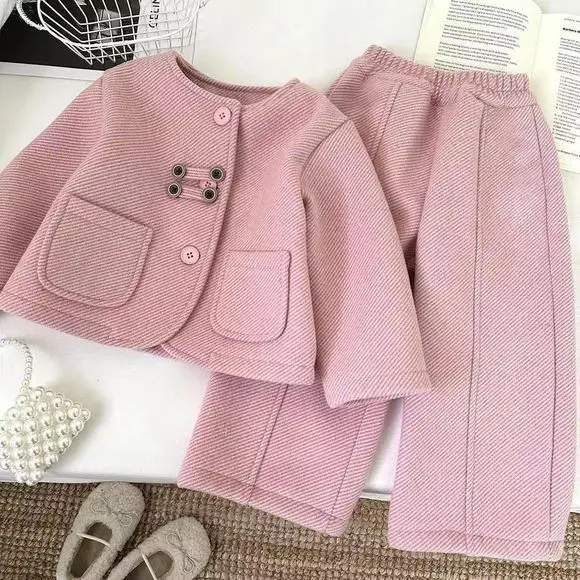 Detalle del estilo de chaqueta y pantalón