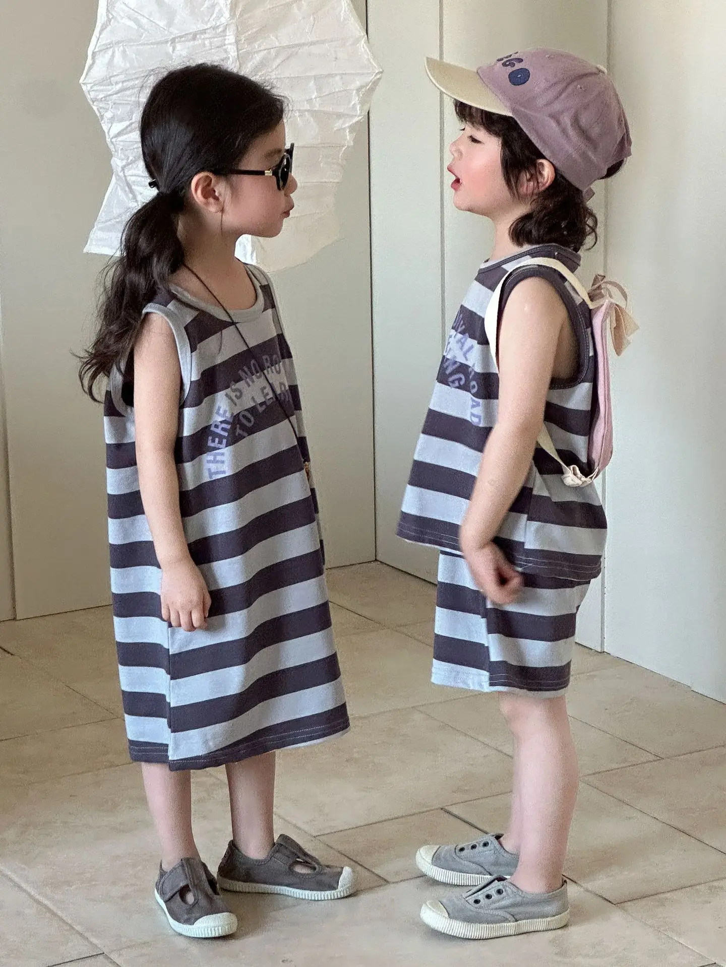 Chaleco con letras y conjunto infantil a rayas