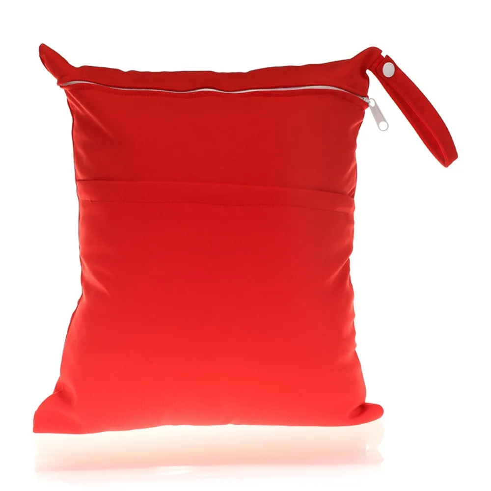 Bolsa junto a productos de bebé
