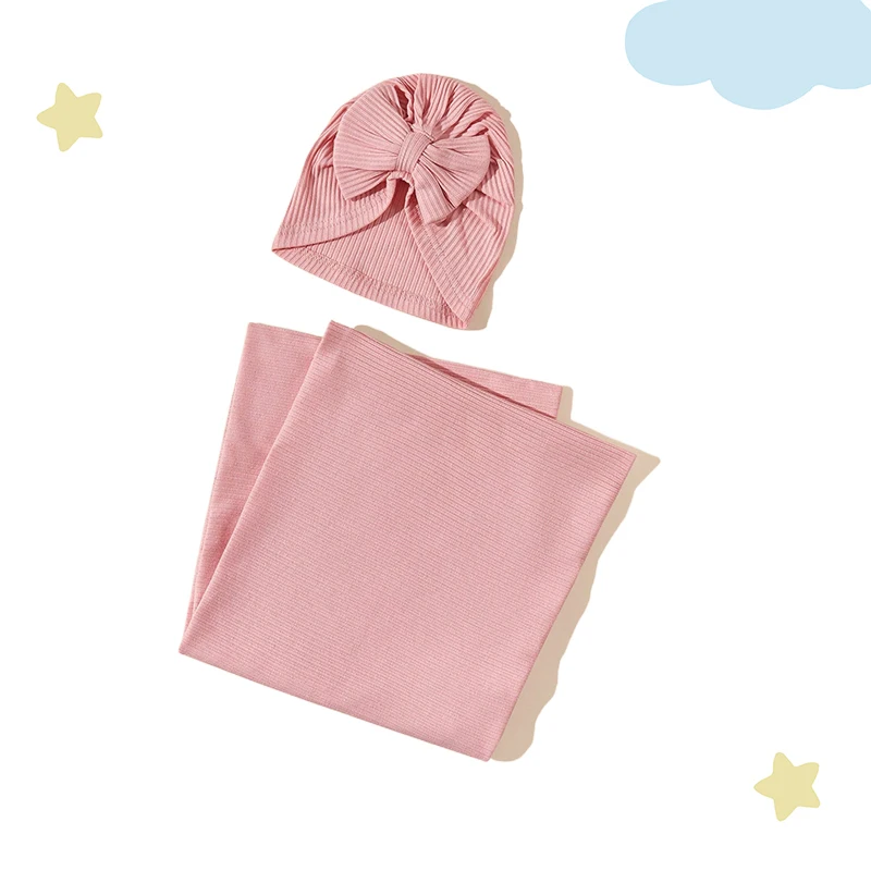 Conjunto manta y sombrero para bebé con patrones variados - imagen 3