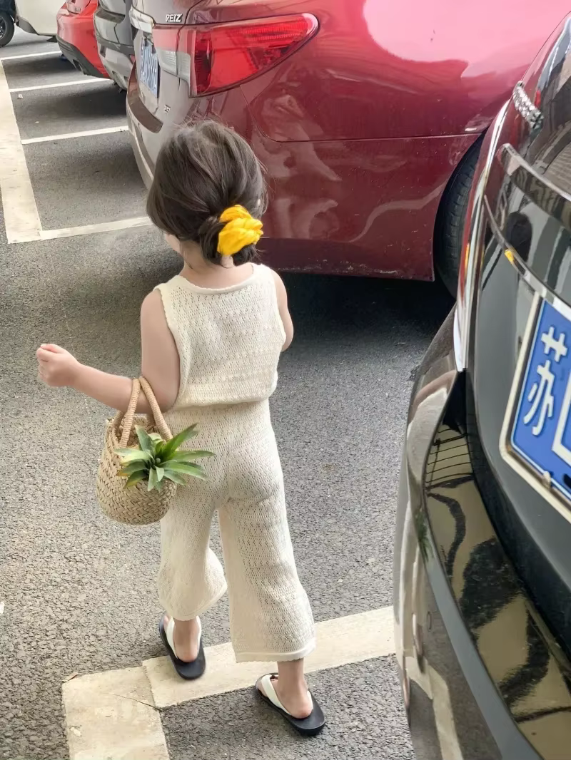 Conjunto niña dos piezas de punto fino con chaleco transpirable