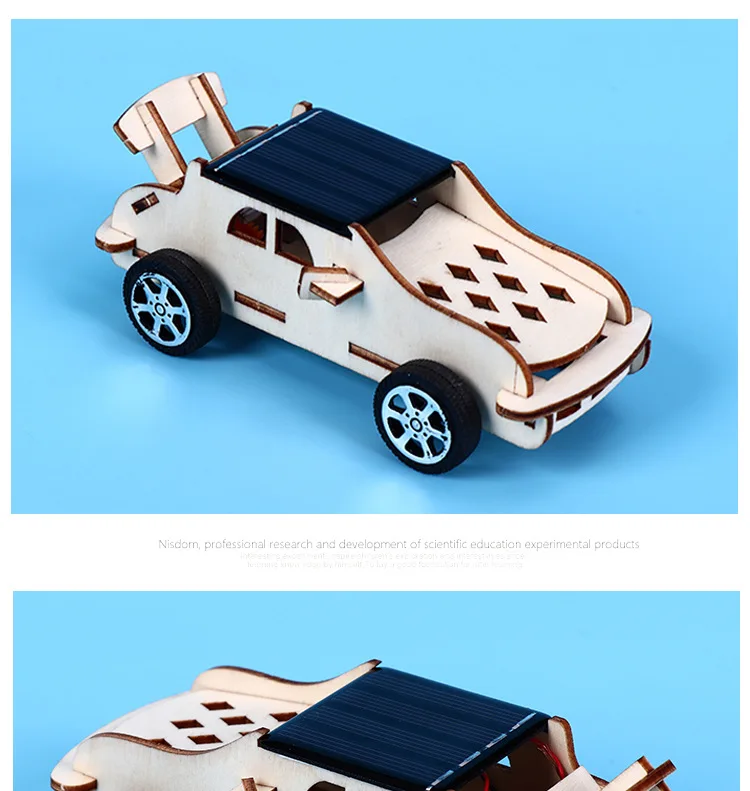 Coche solar de madera ensamblado en color azul al aire libre