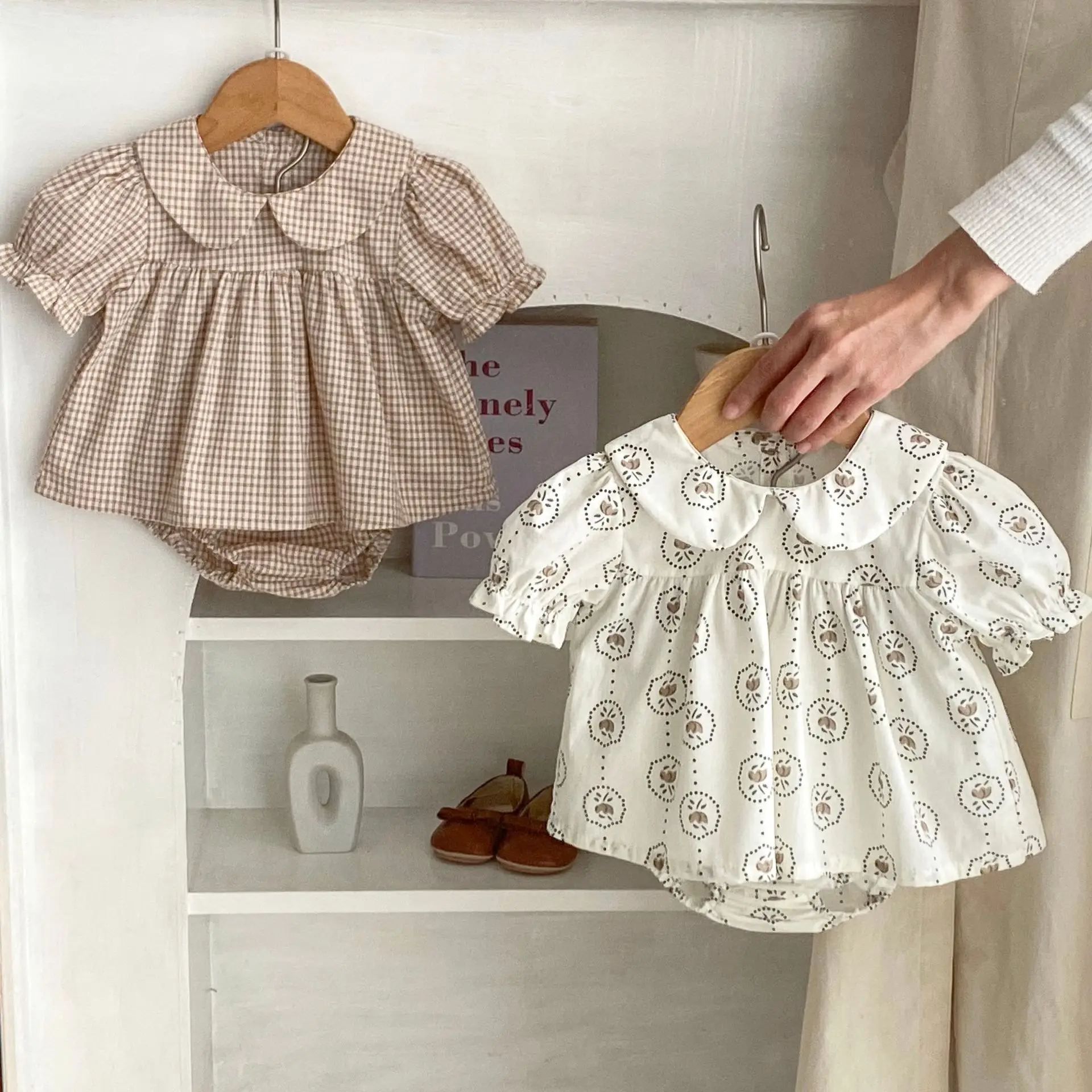 Detalle del cuello Peter Pan en blusa infantil