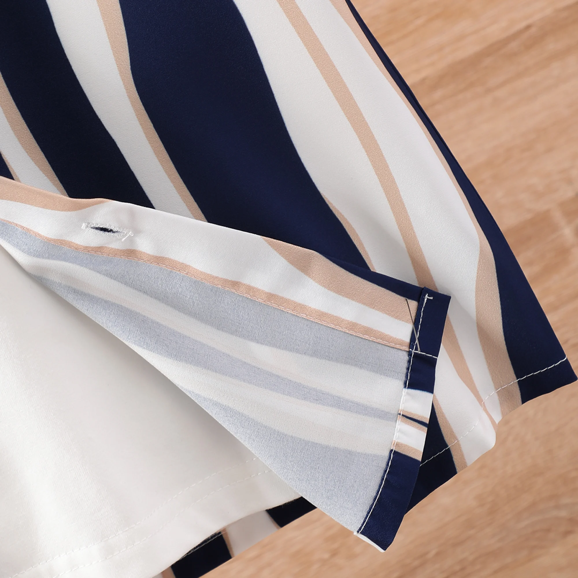 Modelo infantil con camisa a rayas