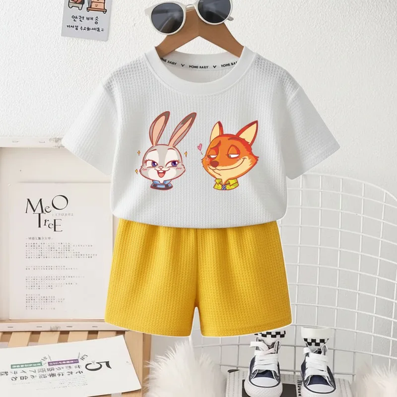 Conjunto de verano infantil con camiseta cuello redondo y bermudas - imagen 2