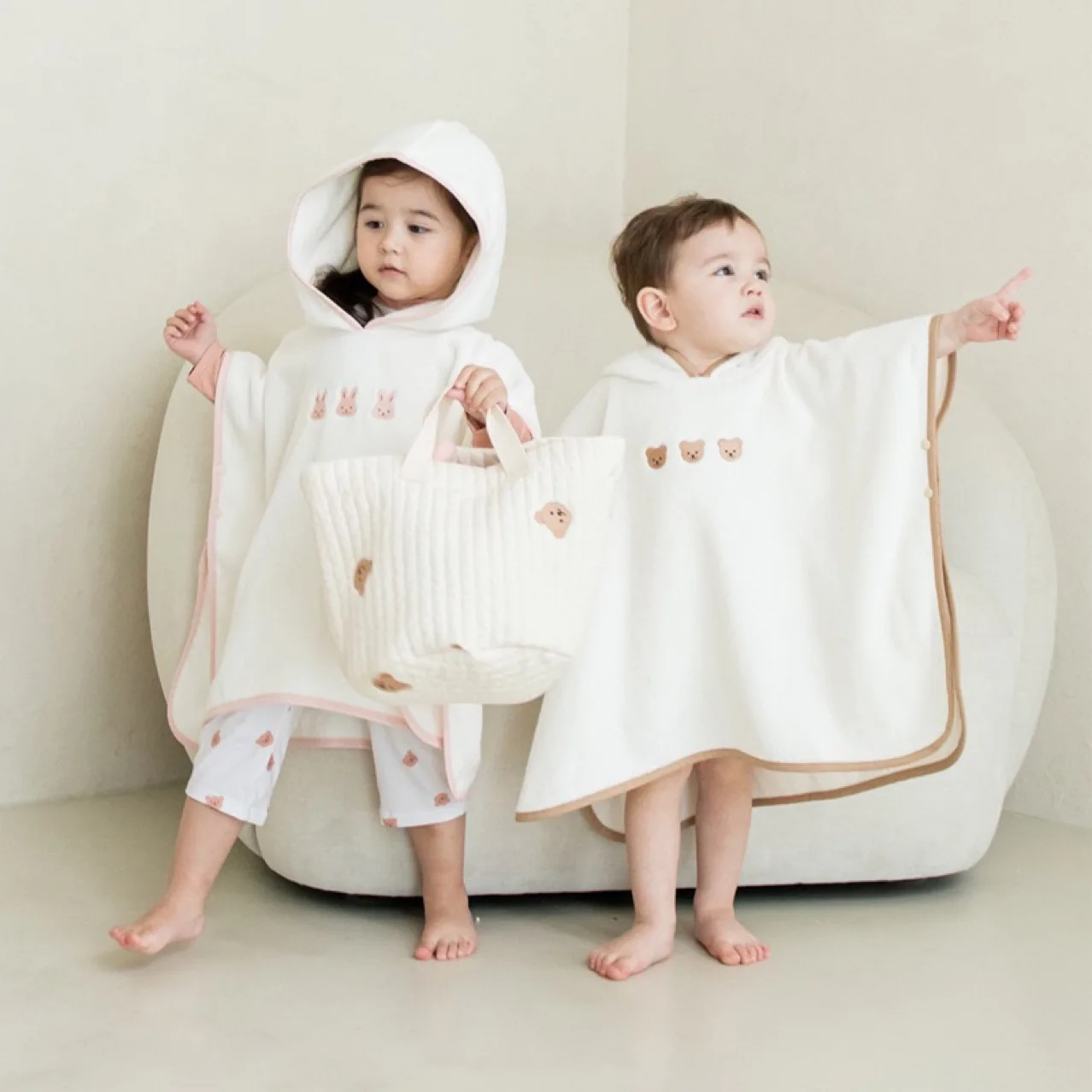 Albornoz de terciopelo coral suave para niño