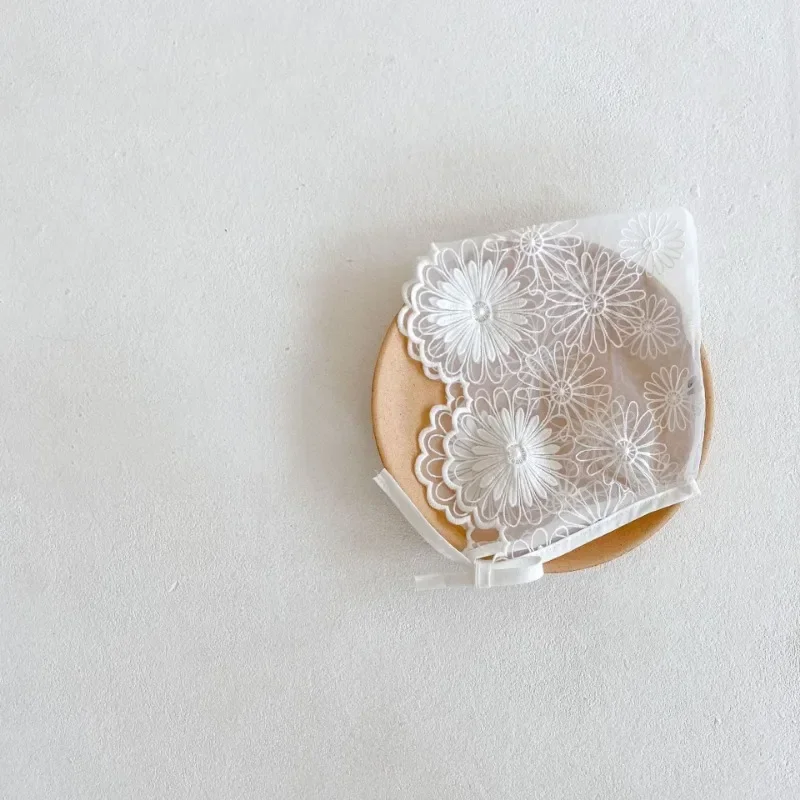 Gorro de encaje floral para recién nacido – Blanco algodón suave - imagen 4