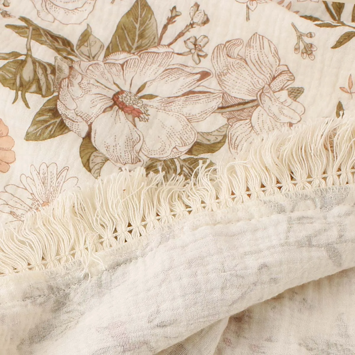 Detalle del estampado floral y borlas