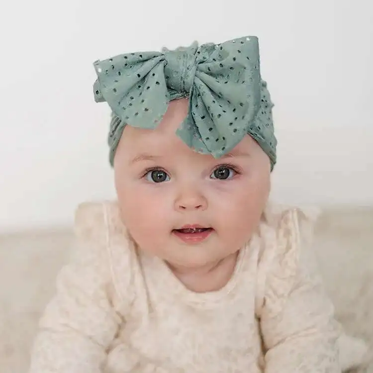 Gorro para bebé en tonos neutros