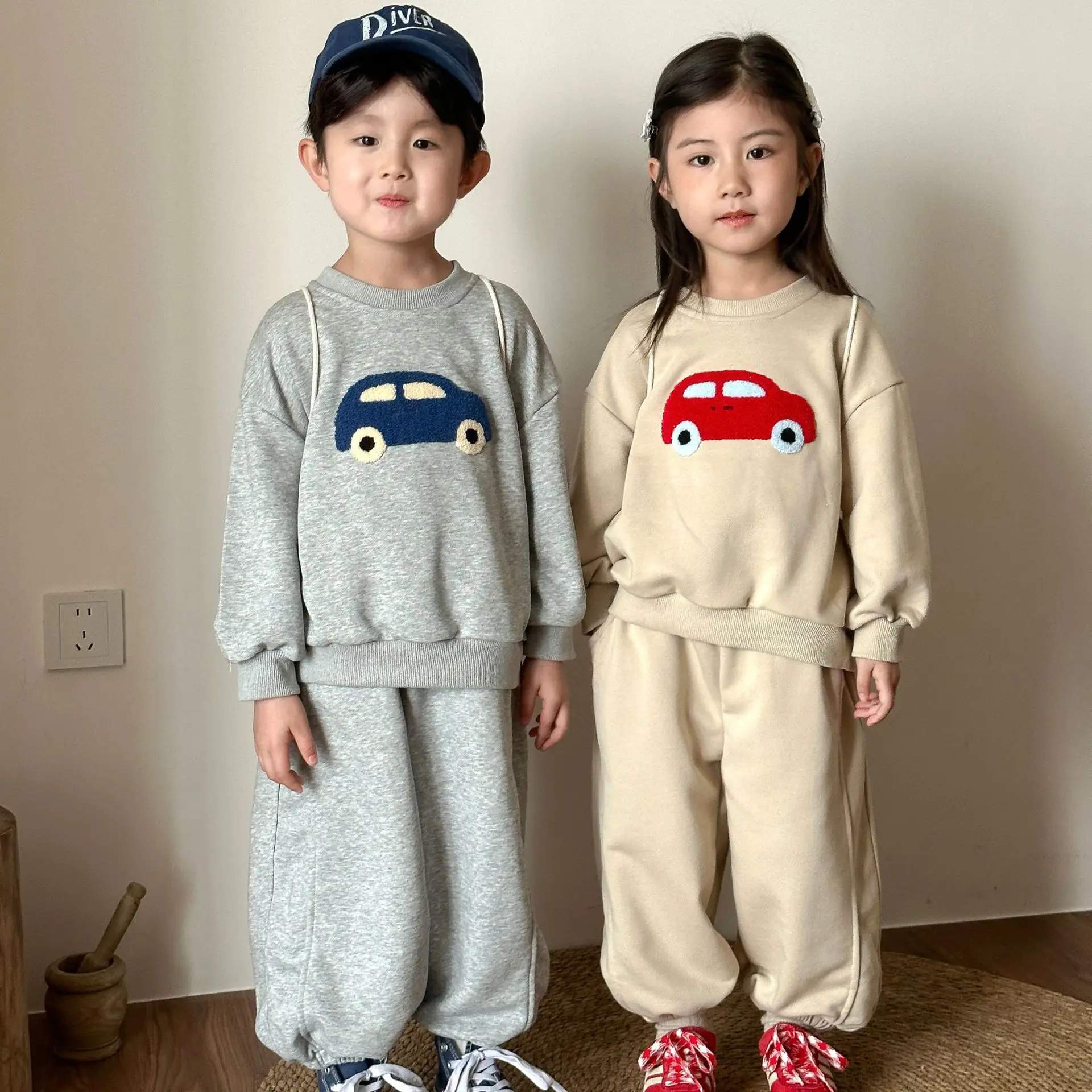 Conjunto deportivo infantil de otoño: suéter y pantalón - imagen 5