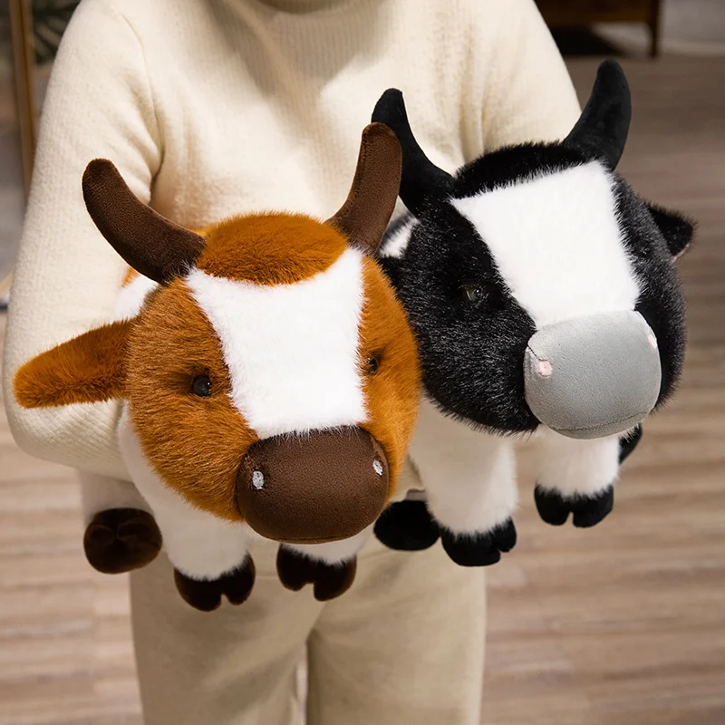 Detalle del peluche de vaca donde se aprecia la textura suave y el acabado del tejido