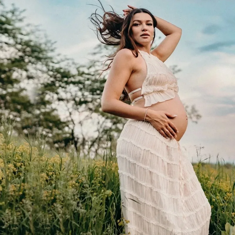 Vestido de maternidad plisado con tirantes para sesiones de fotos - imagen 4