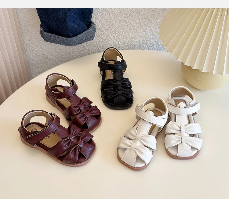 Sandalias rosadas con lazo frontal para niñas