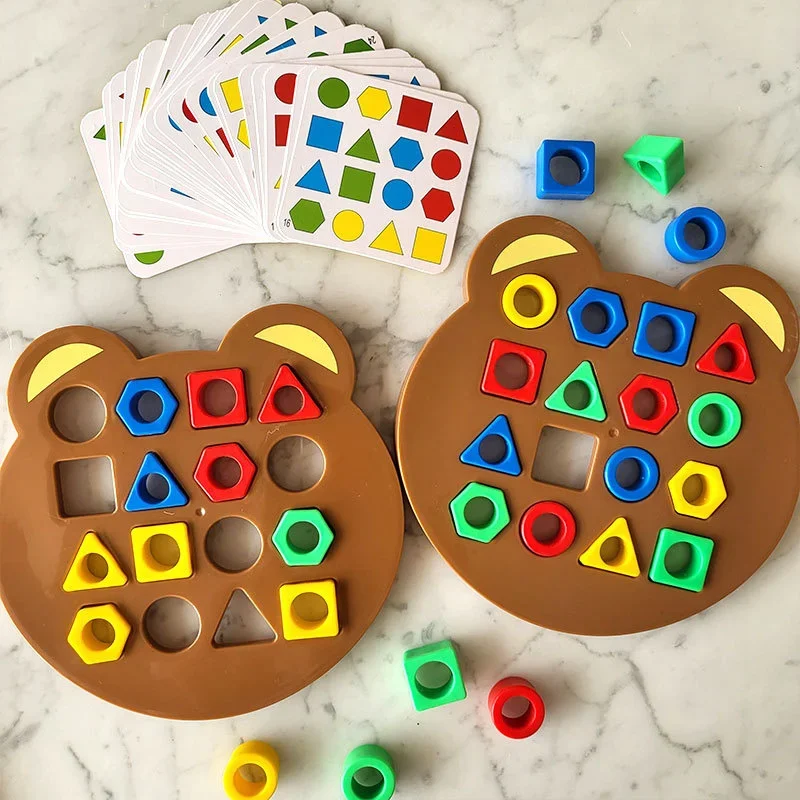 Mano infantil colocando una pieza triangular