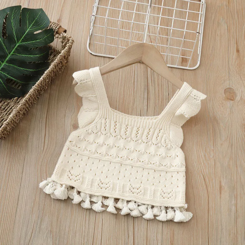 Estilo boho con borlas y calado