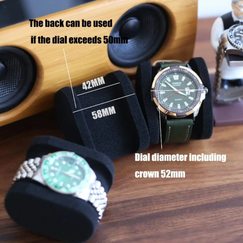 Interior con espacios para dos relojes