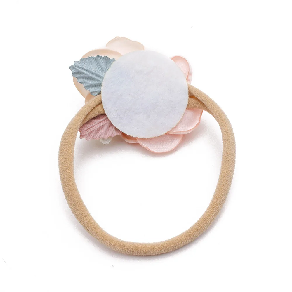 Diadema de flores con acabado suave