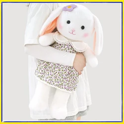 Peluche de conejo blanco orejas largas con vestido floral y flor