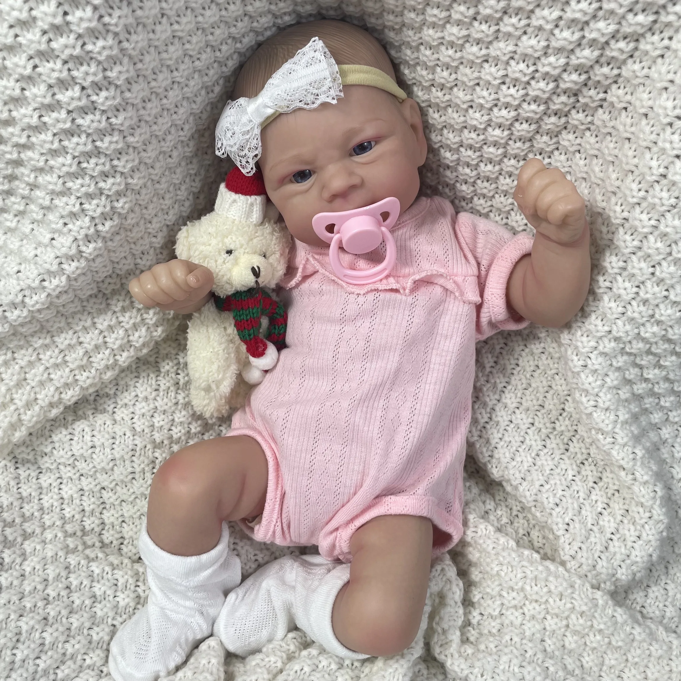 Muñeca Reborn con ropa incluida y detalles realistas