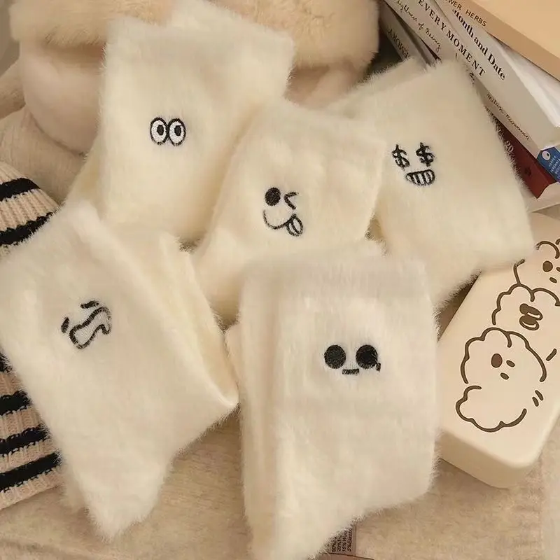 Calcetines cálidos de felpa para niña – Diseño divertido invierno - imagen 3