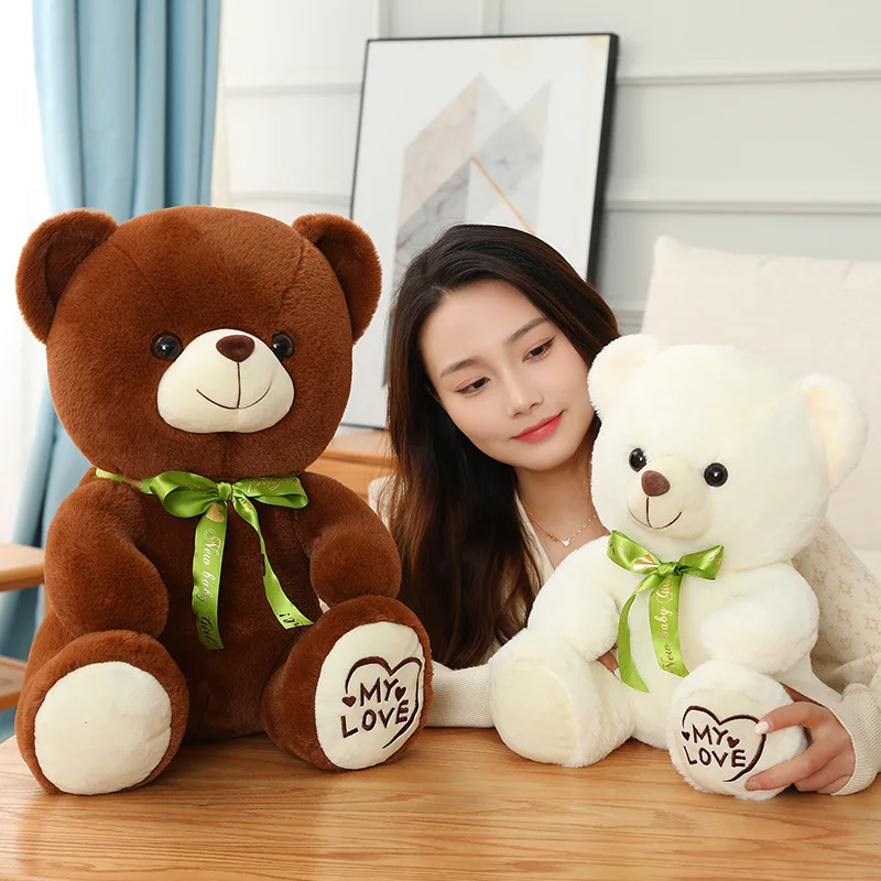 Oso de peluche en entorno infantil