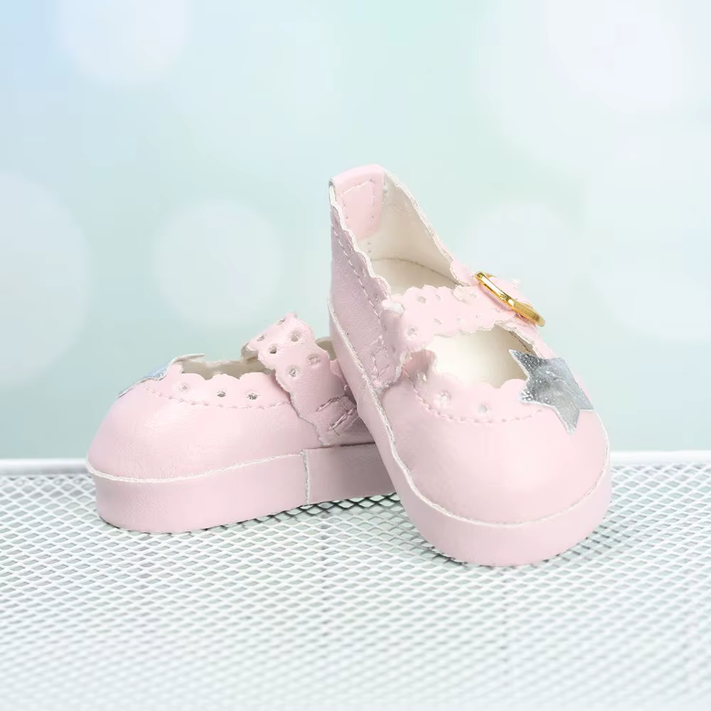 Zapatos mini beige en contexto de juego