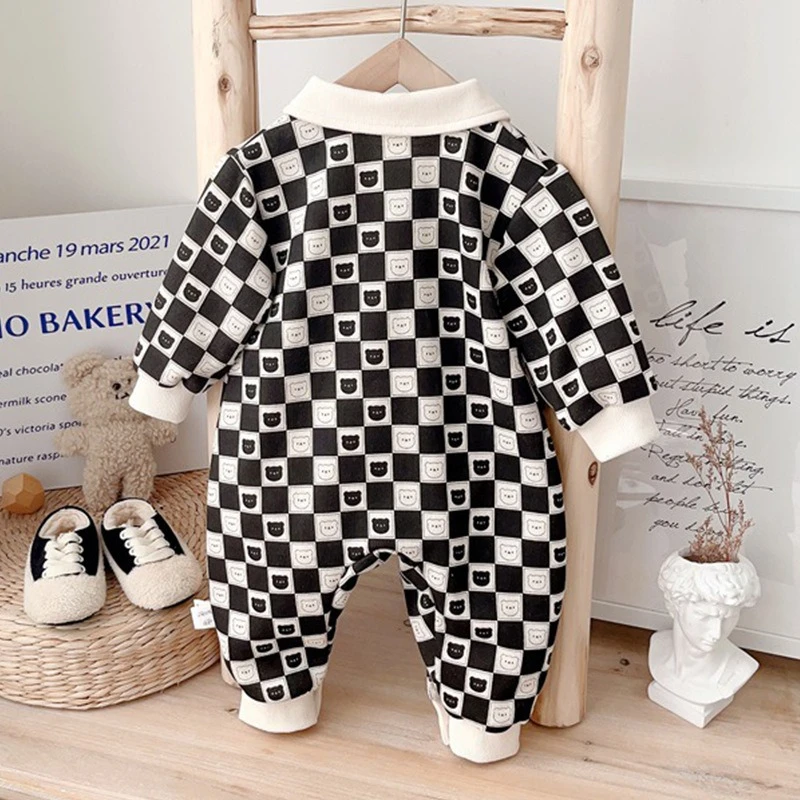 Pelele bebé unisex a cuadros con cuello tipo polo y oso suave - imagen 4