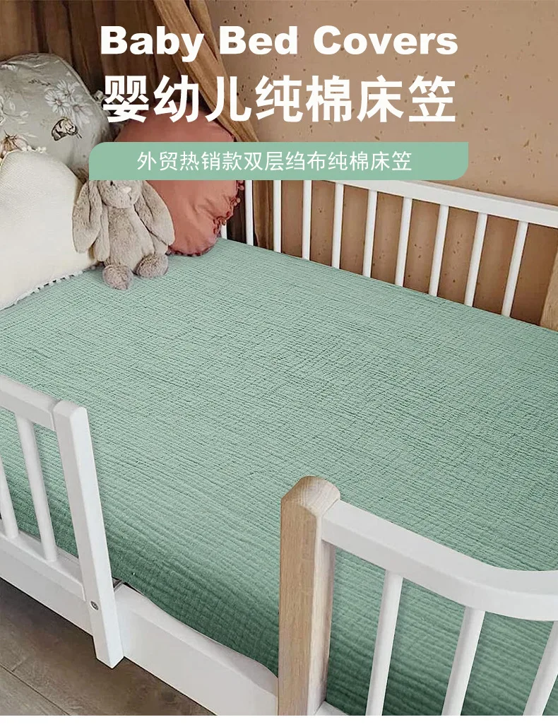 Sábana ajustable blanca en cuna de bebé
