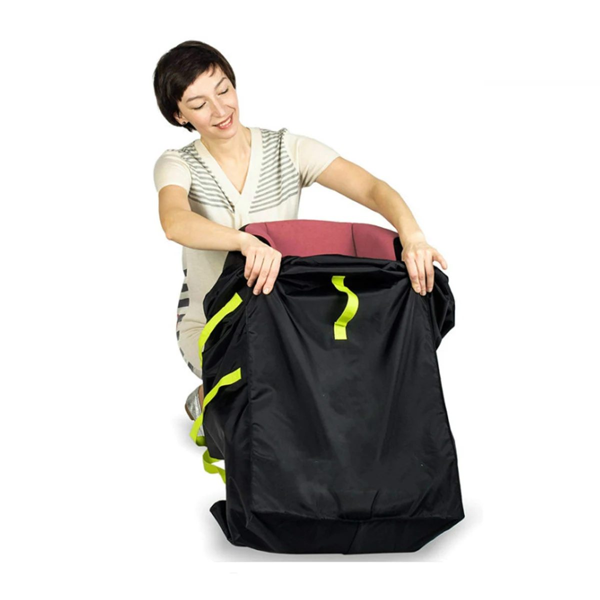 Bolsa colocada sobre el asiento del coche con correas visibles