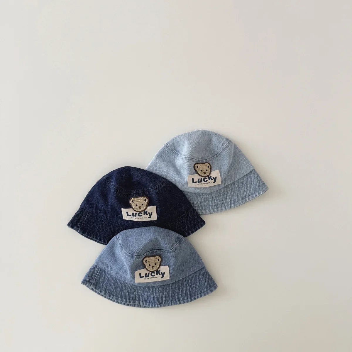 Detalle del diseño de oso en el sombrero infantil