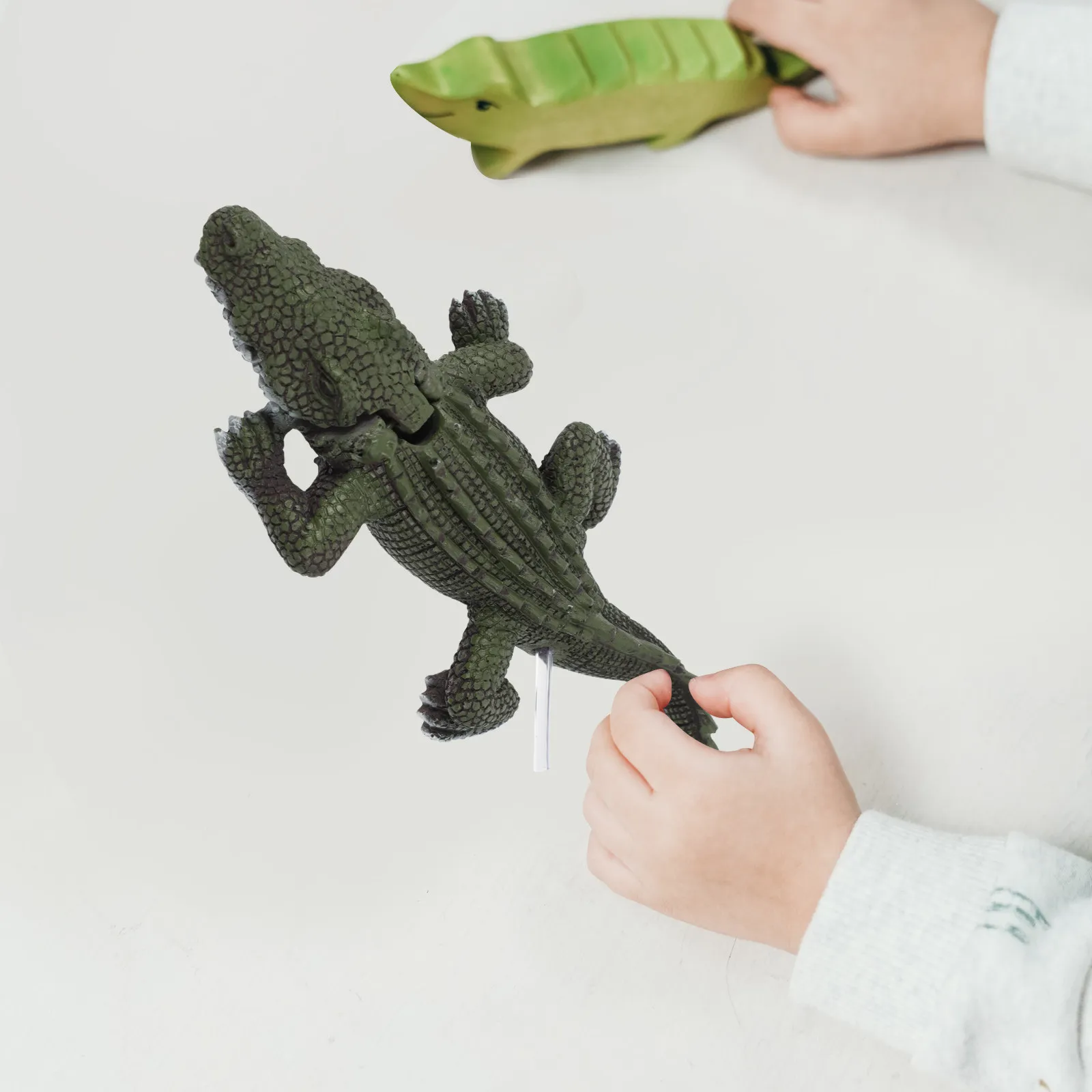 Figura de cocodrilo en resina para aprendizaje oceánico infantil - imagen 3