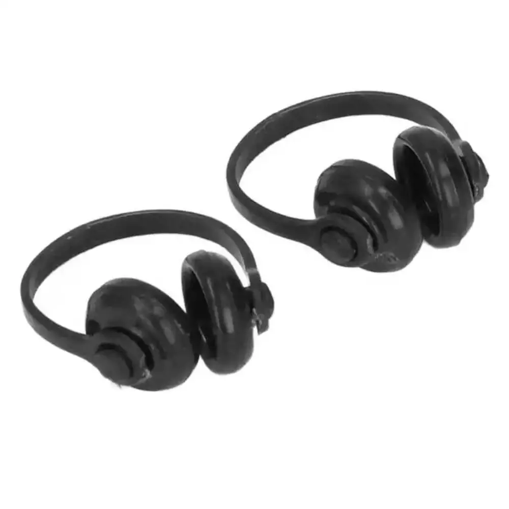 Mini auricular junto a otros accesorios de casa de muñecas