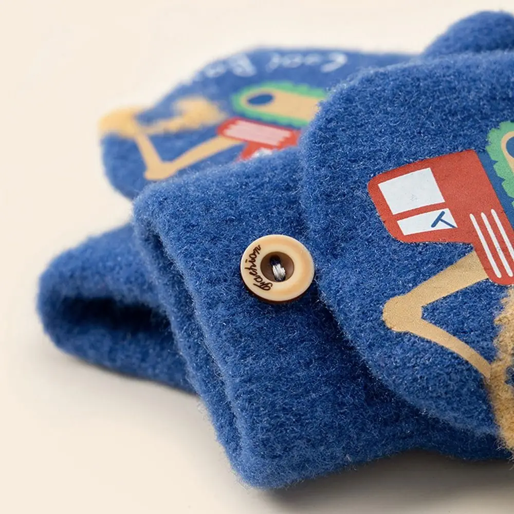 Guantes azules siendo lavados a mano