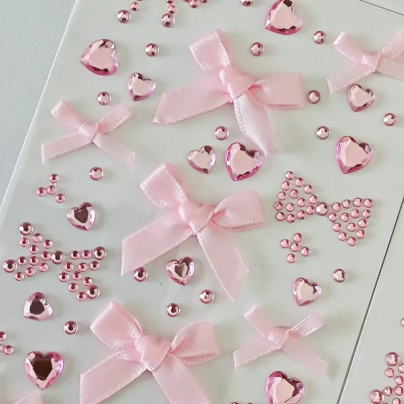 Detalle de pegatina con lazo y brillantina