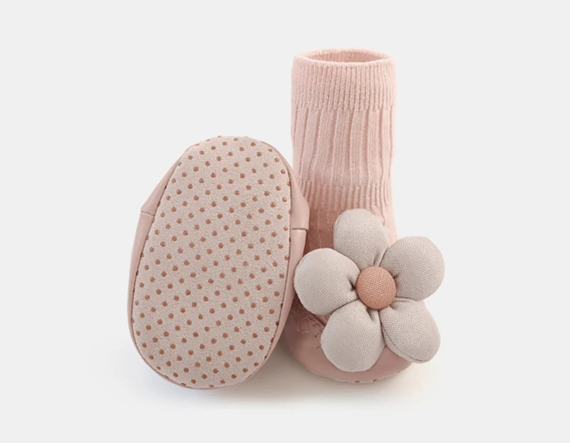 Diseño floral infantil en calcetines antideslizantes