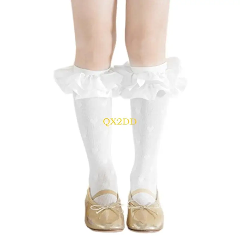 Niña usando los calcetines con vestido