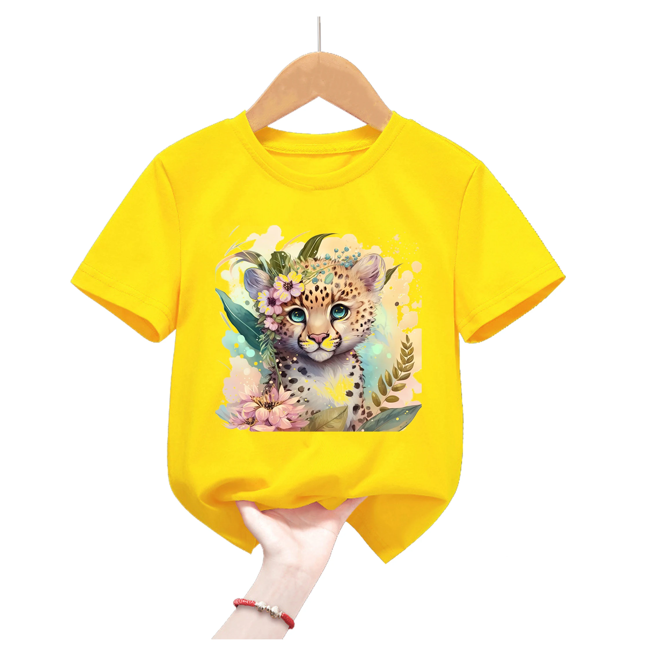 Niña llevando camiseta de tigre kawaii