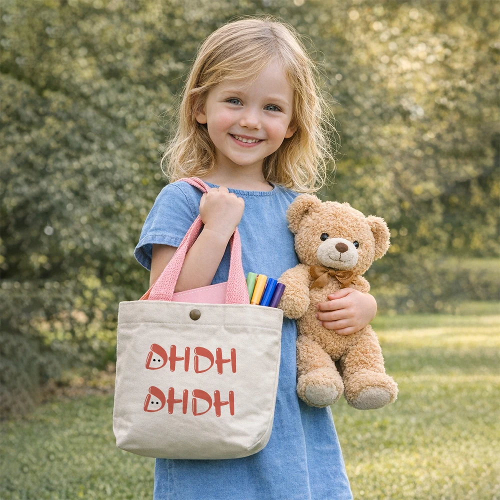 Niña usando el mini bolso tote como accesorio diario