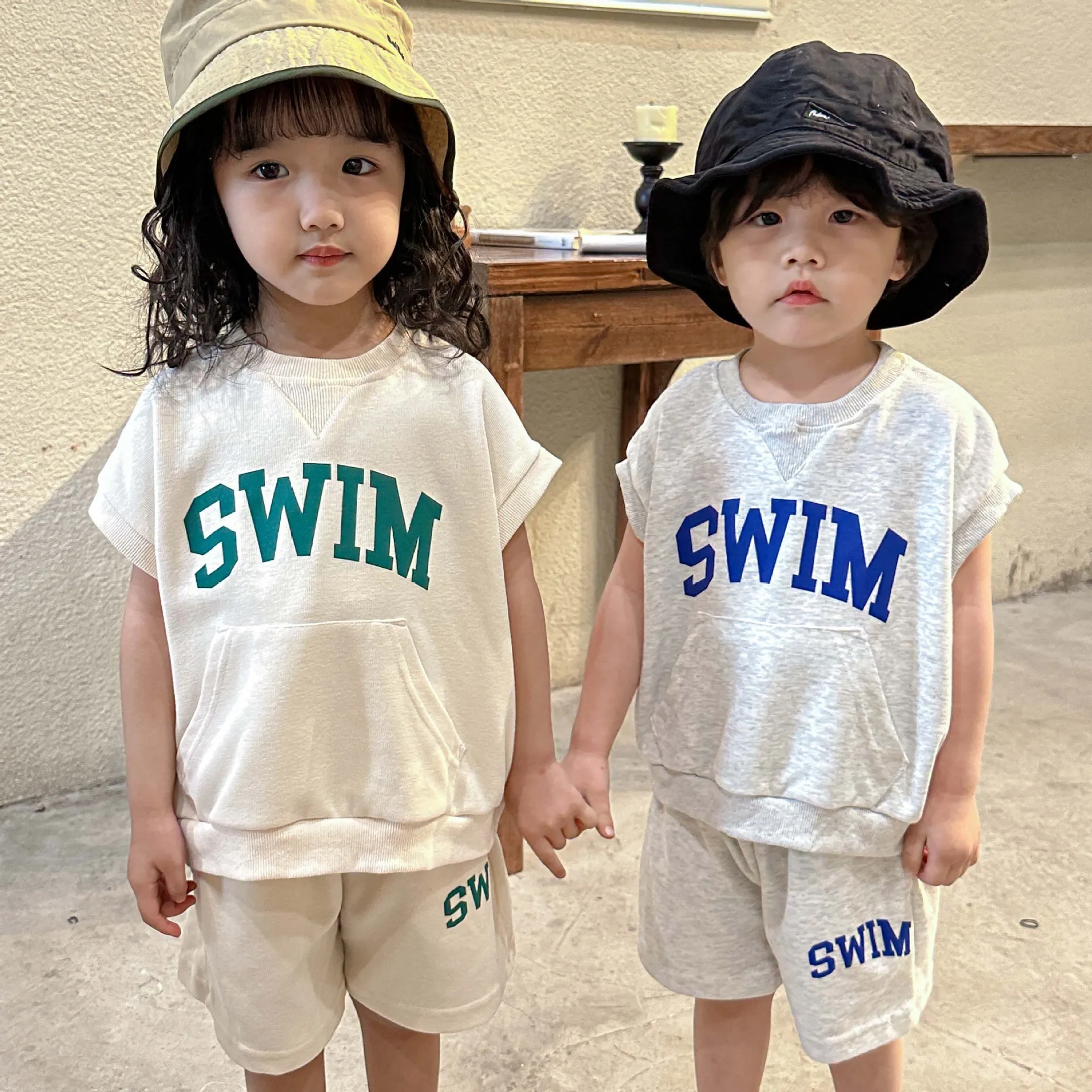 Conjunto deportivo infantil: chaleco y shorts con estampado - imagen 3