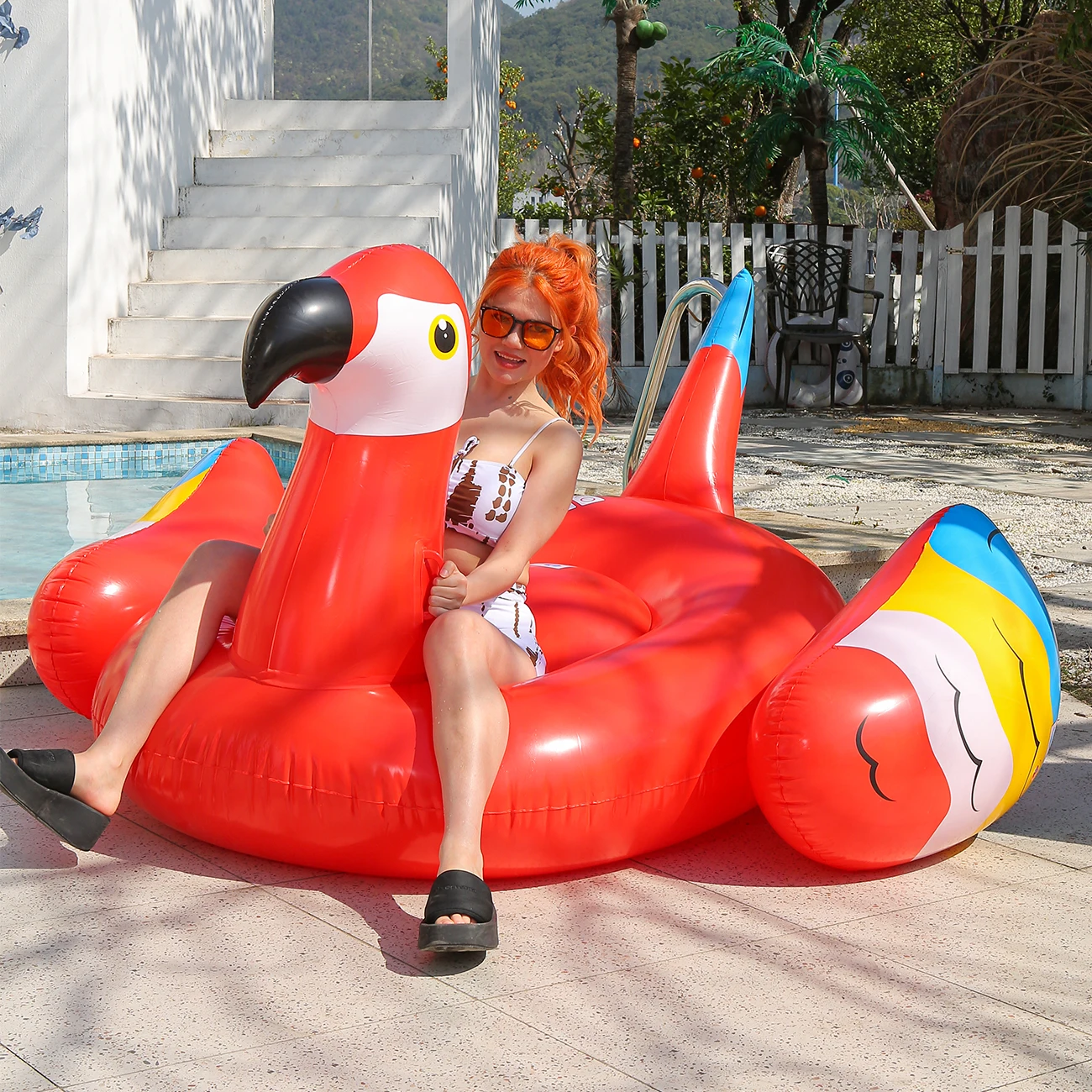 Flotador hinchable con forma de loro para piscina y playa - imagen 5